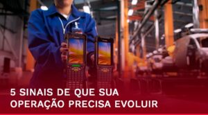 Profissional utilizando um coletor de dados moderno em ambiente industrial para otimizar processos logísticos, aumentar a produtividade e melhorar a gestão operacional.