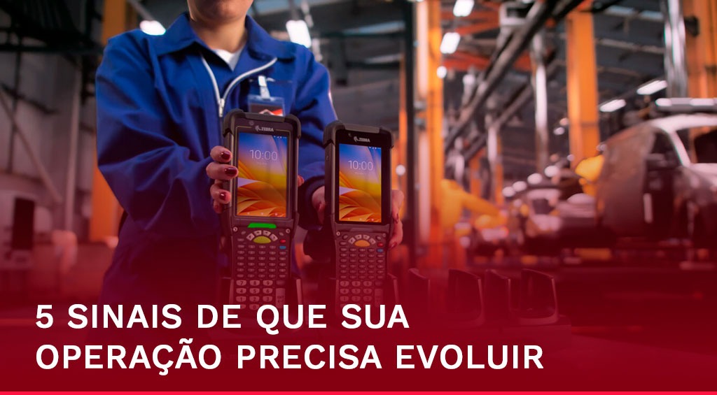 Profissional utilizando um coletor de dados moderno em ambiente industrial para otimizar processos logísticos, aumentar a produtividade e melhorar a gestão operacional.