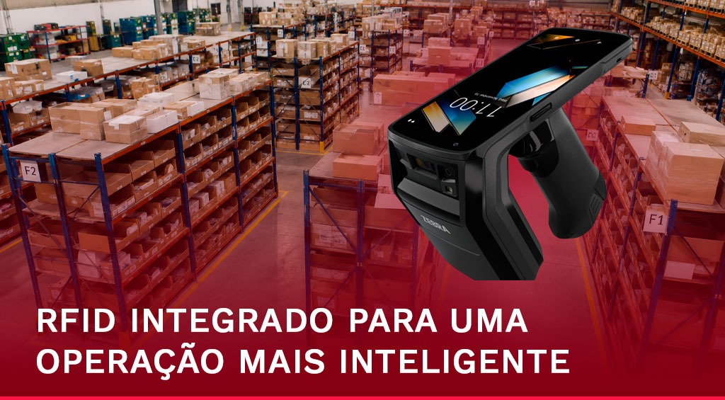 Profissional utilizando o coletor de dados Zebra TC22R com tecnologia RFID integrada em ambiente logístico, representando agilidade, rastreabilidade e eficiência operacional.