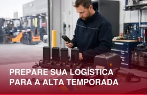 Técnico preparando coletores de dados, baterias, leitores e impressora térmica para a alta temporada logística de 2026